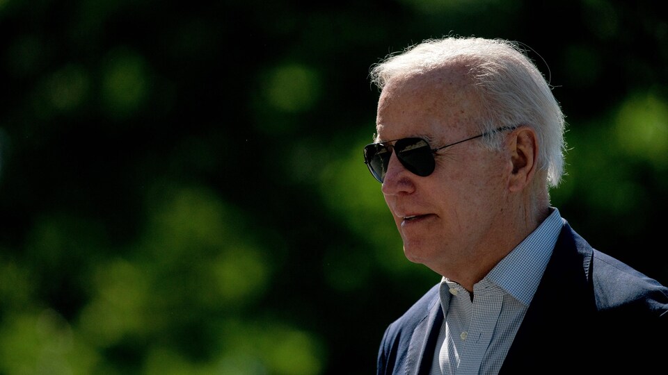 Joe Biden portant des lunettes de soleil.