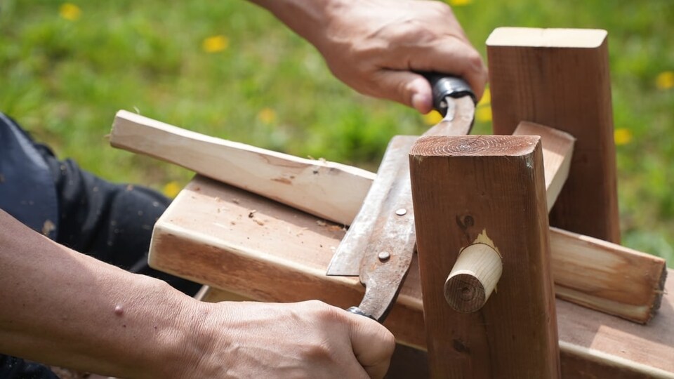 Le ji’kmaqn est un instrument de musique mi’kmaw fabriqué à partir de bois de frêne noir.