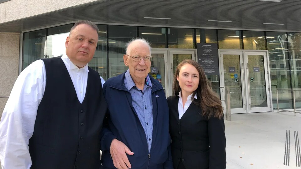 Jim Garwood et ses avocats, Jamie Kagan et Alyssa Mariani, à l'extérieur du Palais de justice de Winnipeg, le 3 octobre 2022. 