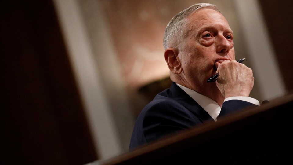 Jim Mattis assis au Sénat