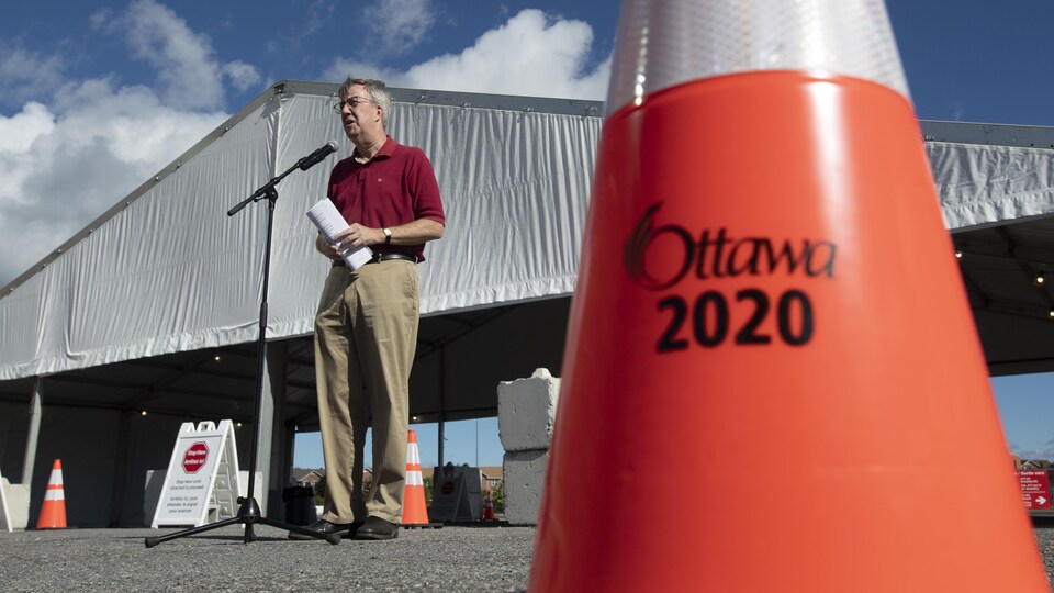 Le maire d'Ottawa Jim Watson fait une déclaration lors de l'ouverture d'un centre de dépistage à l'auto.