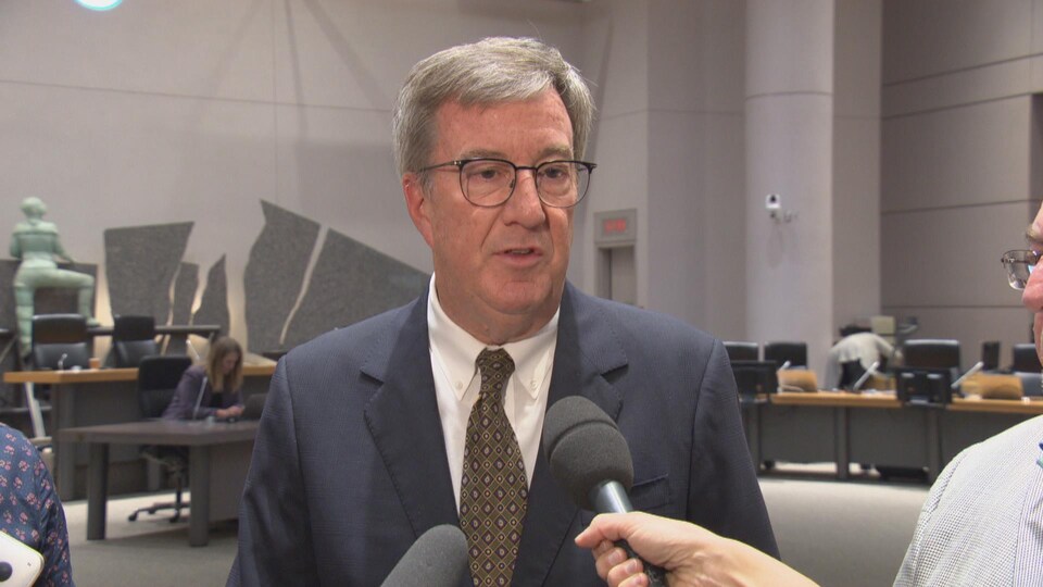 Jim Watson s'adresse aux médias dans la salle du conseil municipal.