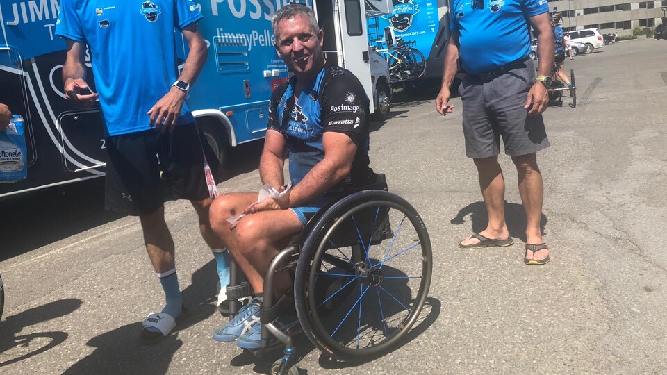 L'athlète paralympique Jimmy Pelletier à Rimouski pendant son périple en vélo à main de Vancouver à Halifax