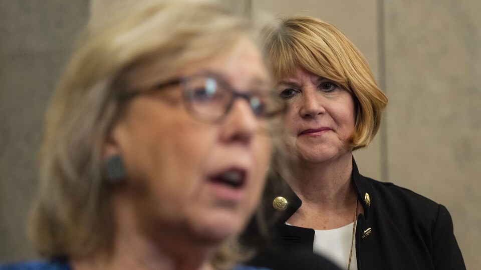 Jo-Ann Roberts regarde Elizabeth May.