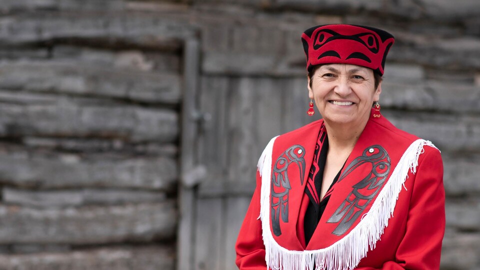 Joan Phillip en vêtements traditionnels autochtones.
