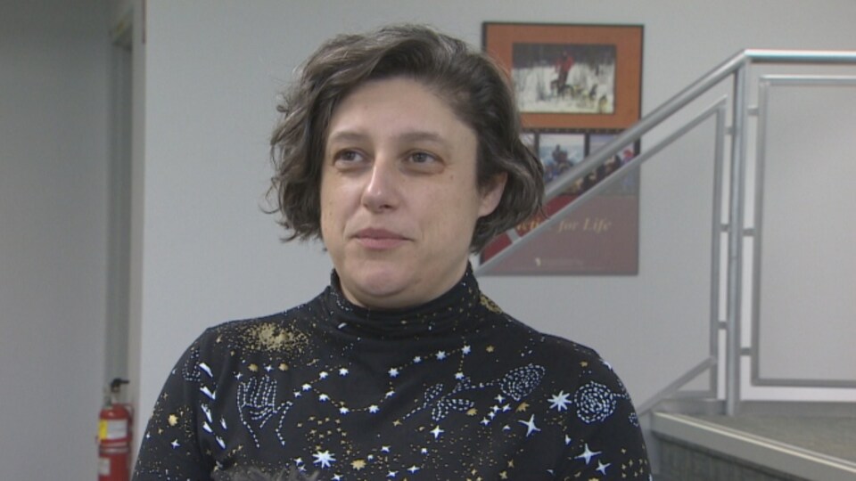 Un portrait de la travailleuse dans un bureau.