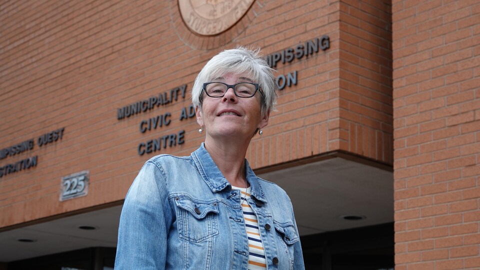 La mairesse Joanne Savage devant les locaux du conseil municipal.