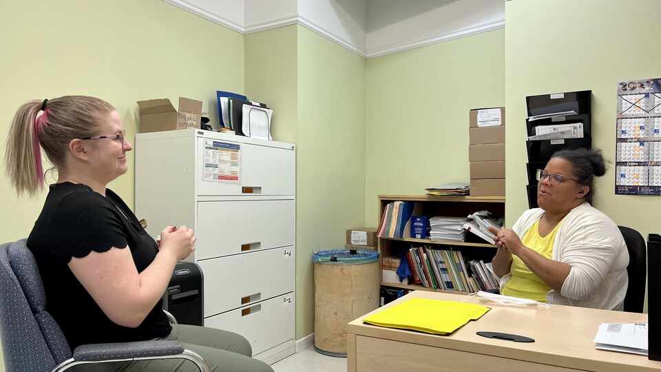 Joany Gauvin et Mélissa Trudel-Martel discutent dans un bureau.