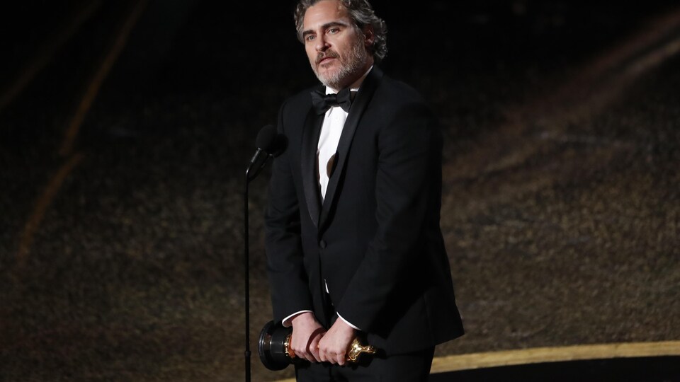 Joaquin Phoenix sert son Oscar dans ses mains.
