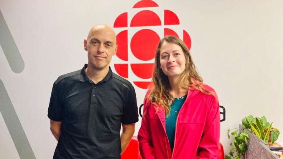 Jocelyn Letendre et Amélie Dumont dans les locaux de Radio-Canada à Rouyn-Noranda.