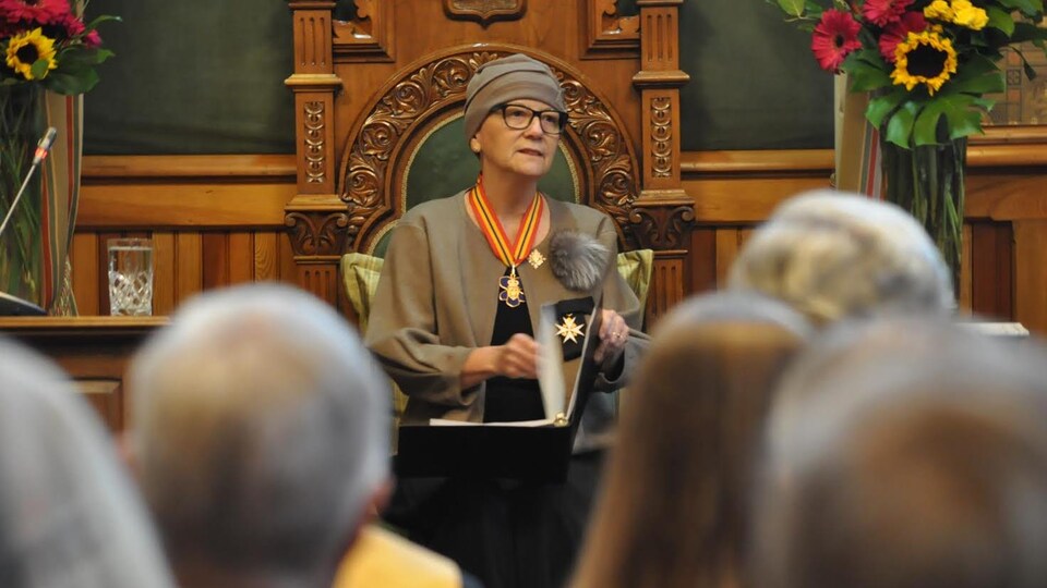La lieutenante-gouverneure Jocelyne Roy-Comeau lit le discours du Trône.