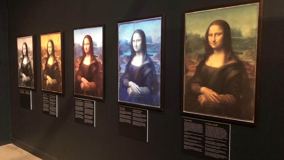 Cinq reproductions du célèbre sont accrochées sur un mur. Chacun a un filtre de couleur différent.