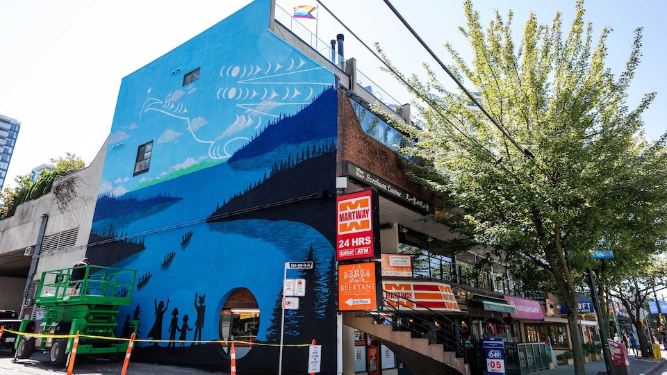 Une œuvre murale repésentant une scène autochtone dans le quartier West End de Vancouver.