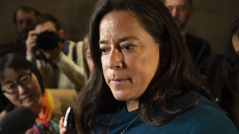 Jody Wilson-Raybould parle à plusieurs journalistes.