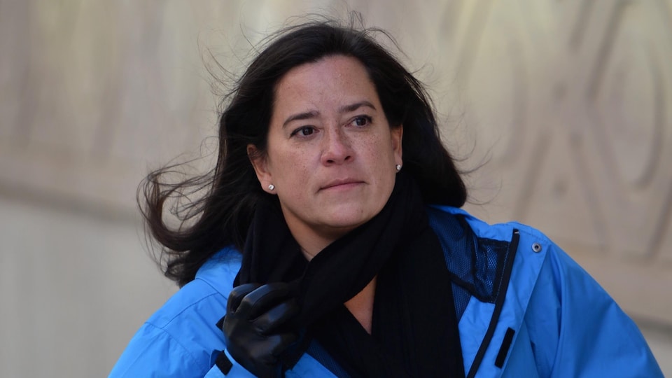 Jody Wilson-Raybould se rendant à la colline parlementaire à Ottawa. Elle témoignera mercredi devant le comité de la justice.