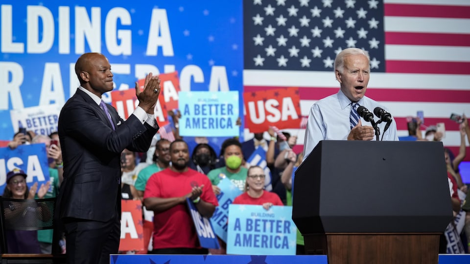 Joe Biden sur une estrade dans un rassemblement politique.