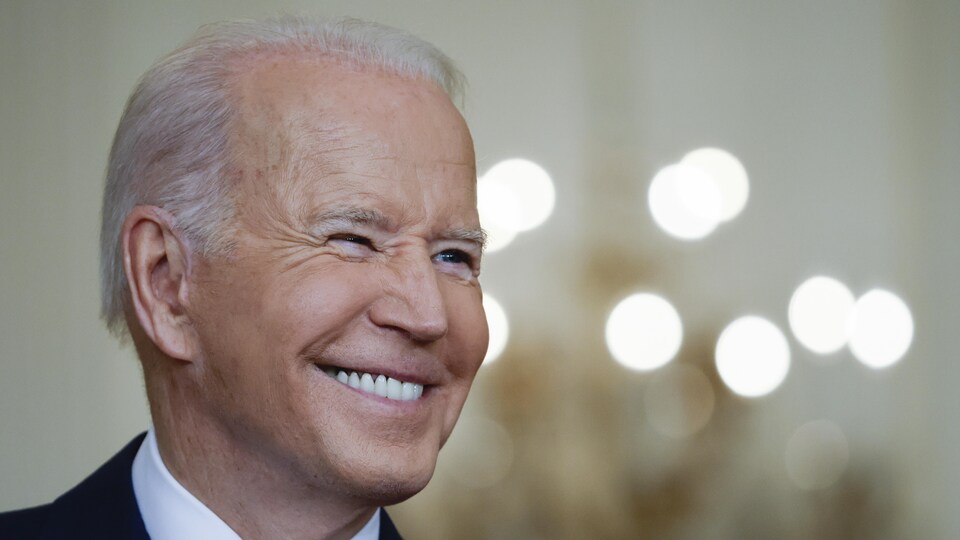 Joe Biden, très souriant.