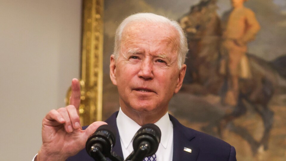 Le président des États-Unis, Joe Biden, lève l'index droit vers le ciel lors d'une déclaration lue devant la presse.