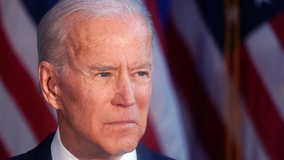 Joe Biden sur fond de drapeau américain.