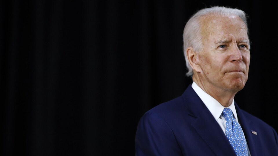 M. Biden regardant au loin.