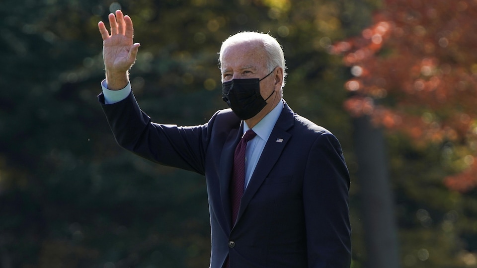 Joe Biden portant un masque.