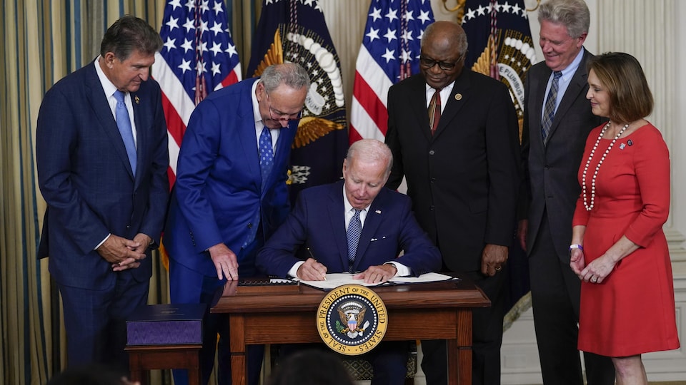 Joe Biden signant la loi.