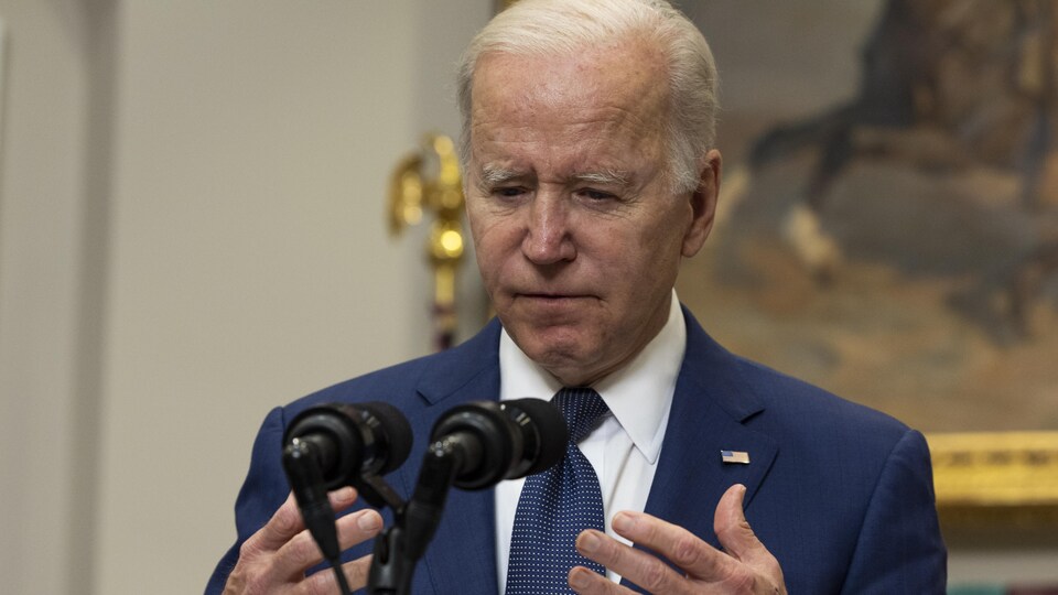 Le président des États-Unis Joe Biden, devant un micro