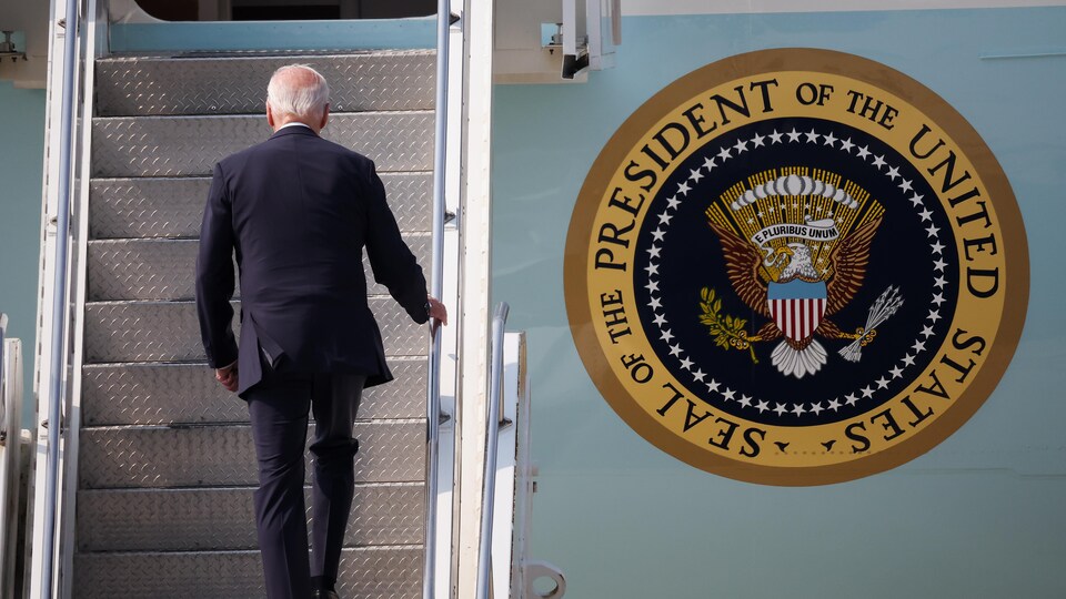 Joe Biden monte à bord de l’avion présidentiel.