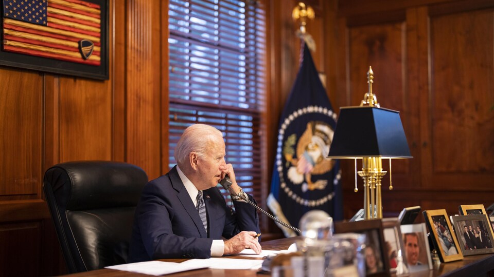 Joe Biden au téléphone