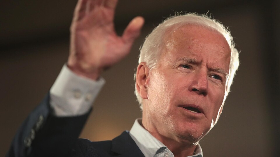 Joe Biden, prenant la parole et levant la main