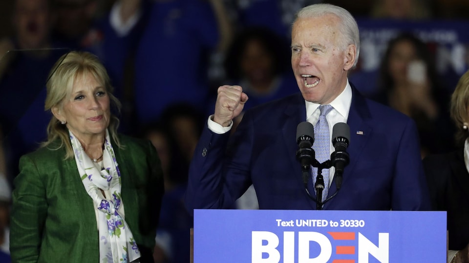 Joe Biden parle avec le poing levé.