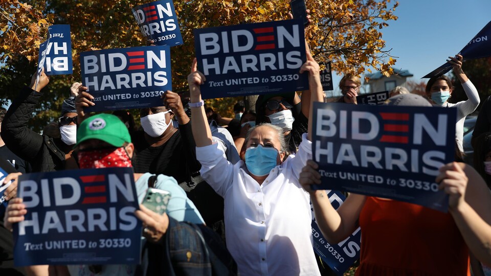 Des Américains brandissant des pancartes « Biden, Harris ».