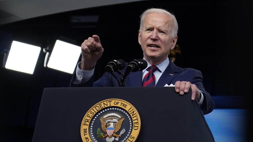Joe Biden, dans une salle de conférence, prononce une allocution.
