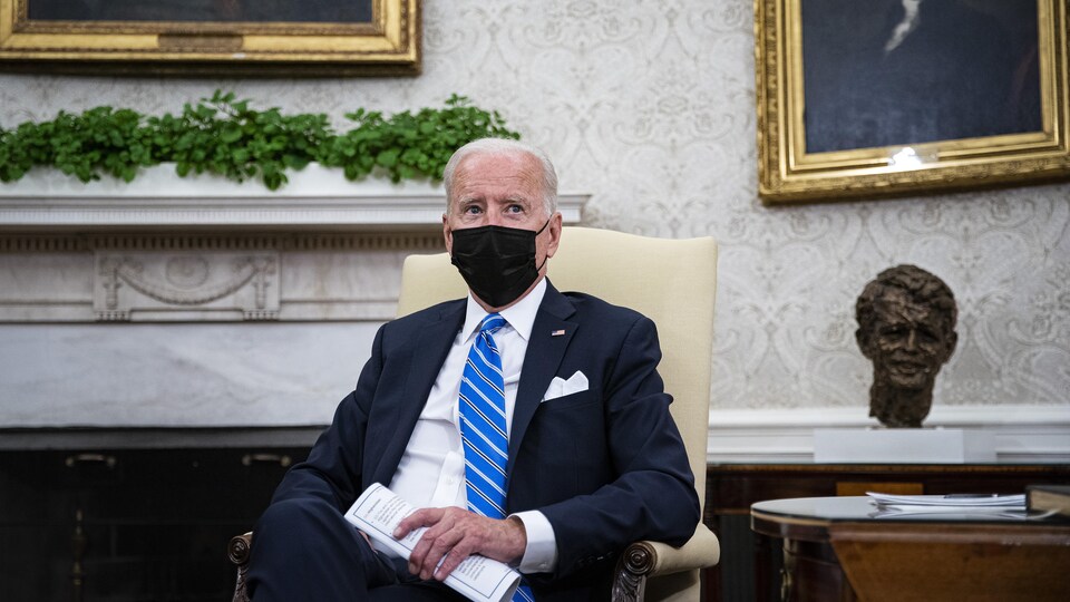 Joe Biden est assis sur une chaise dans le bureau ovale à la Maison-Blanche.