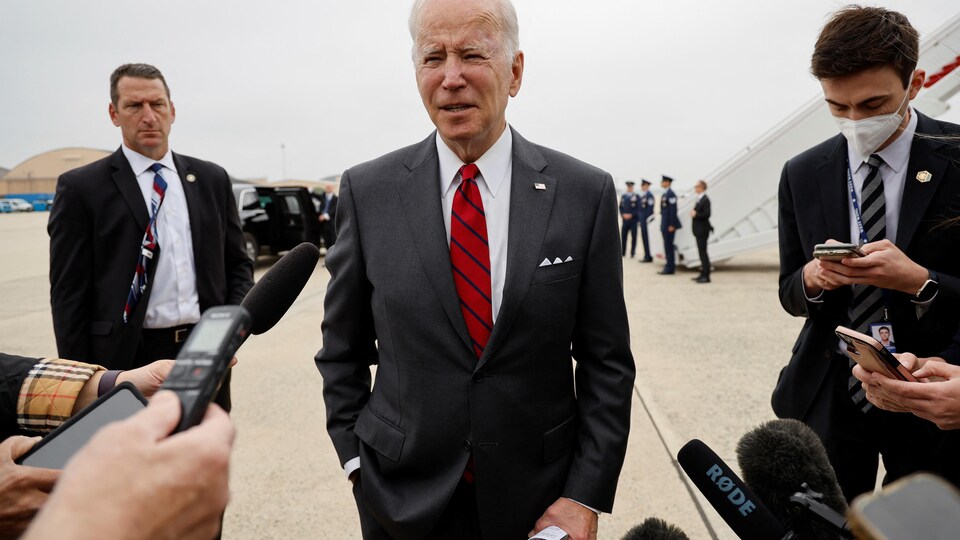 Joe Biden parle aux médias avant d'embarquer dans l'avion présidentiel.