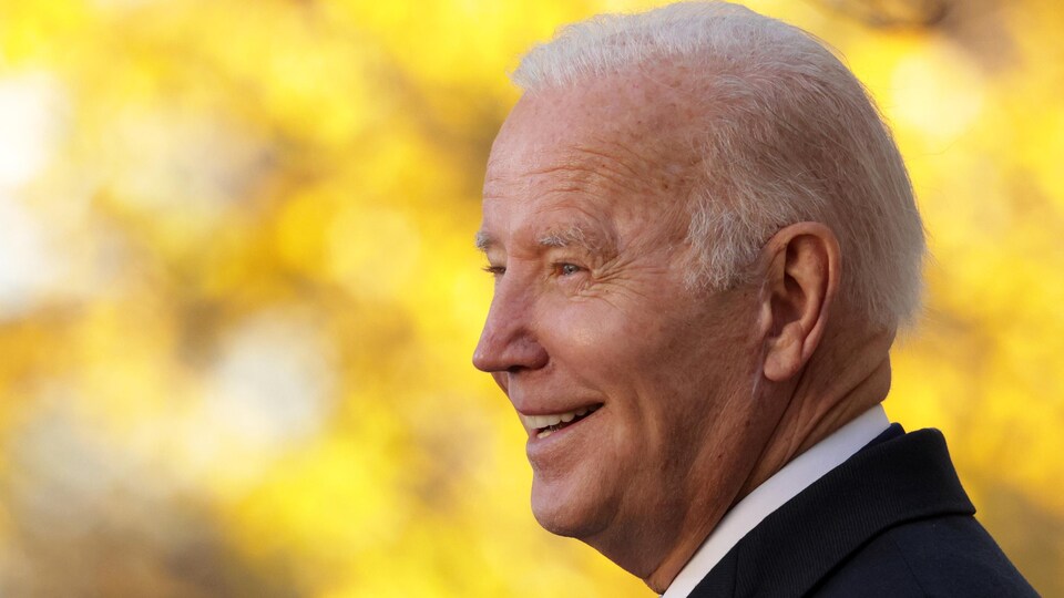 Gros plan sur le visage de Joe Biden devant un fond neutre.