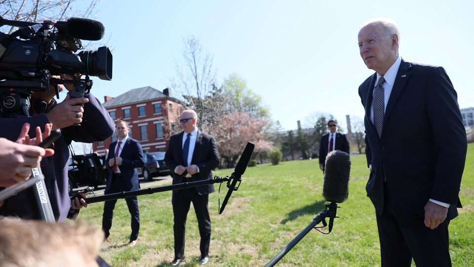 Joe Biden parle à des journalistes sur le terrain de la Maison-Blanche.