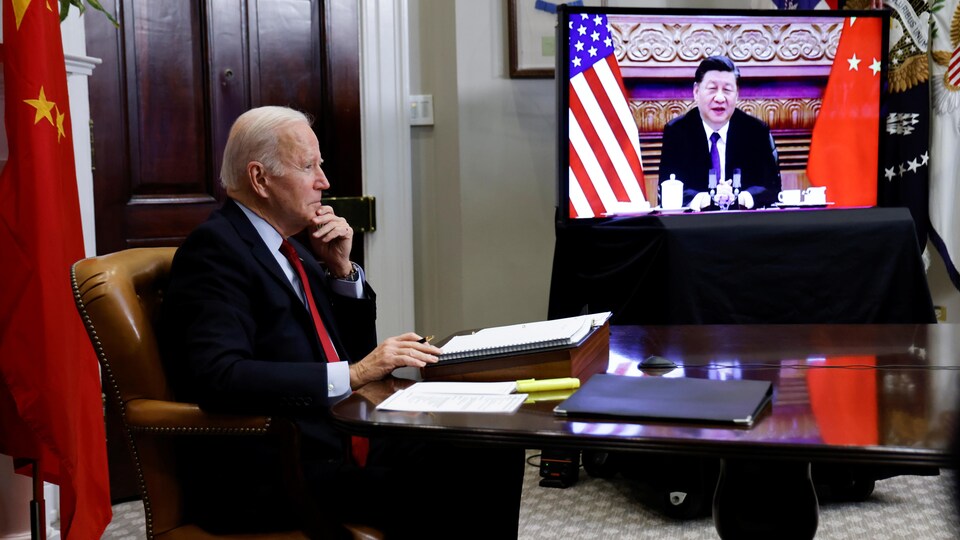 Le président américain est en visioconférence avec le président chinois.