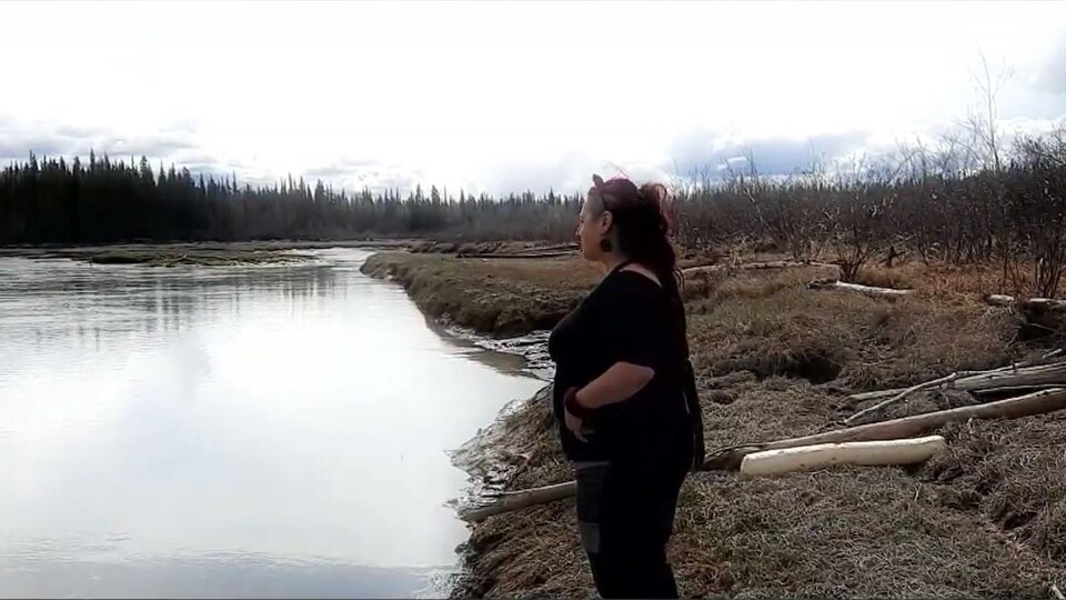 L'auteures Joe La Jolie près d'une rivière.