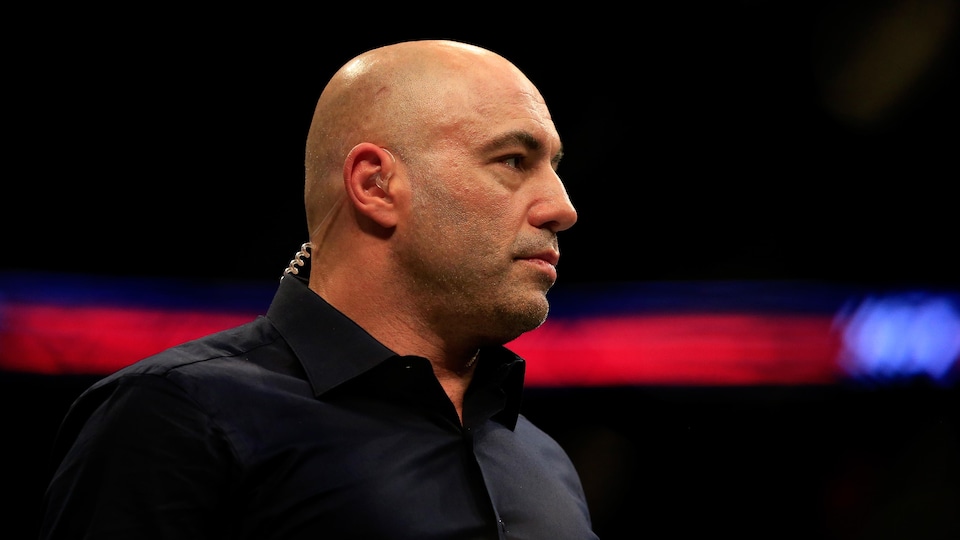 Joe Rogan dans un ring de lutte. 