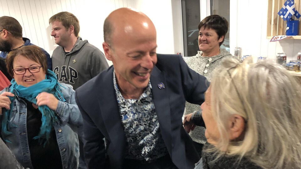 Joël Arseneau embrasse un militant.