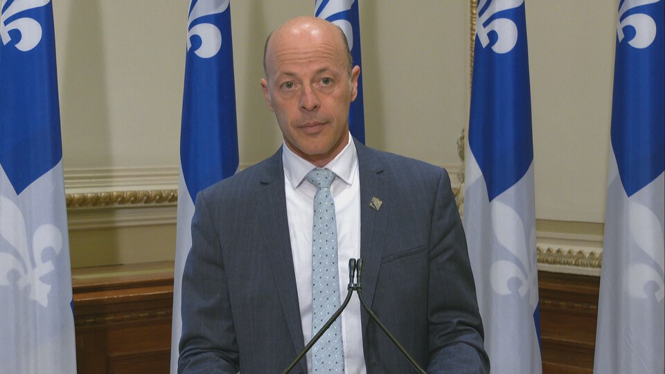 Le député Joël Arseneau lors d'un point de presse.