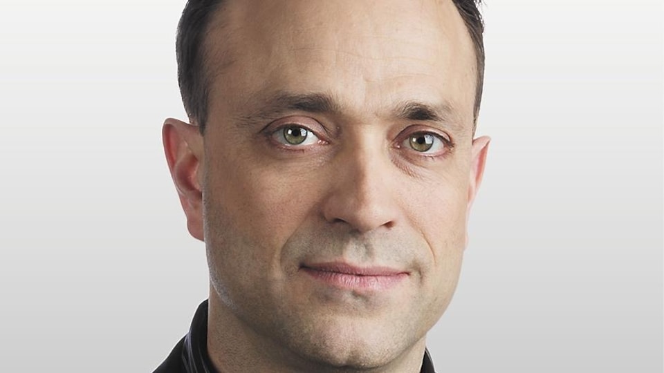 Un visage masculin en gros plan