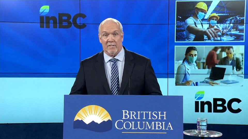 John Horgan en conférence de presse.