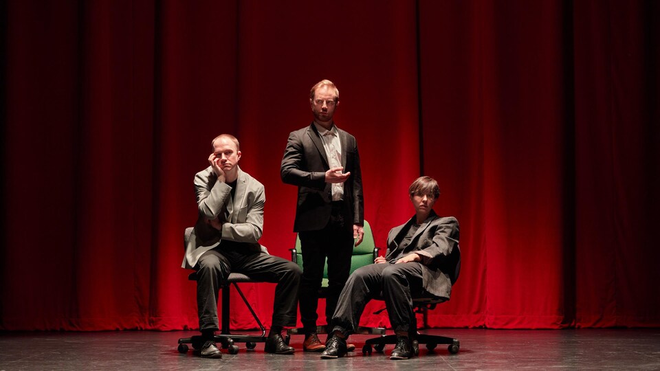 Johanna Bundon, Lee Henderson, et Jayden Pfeifer devant un rideau rouge.