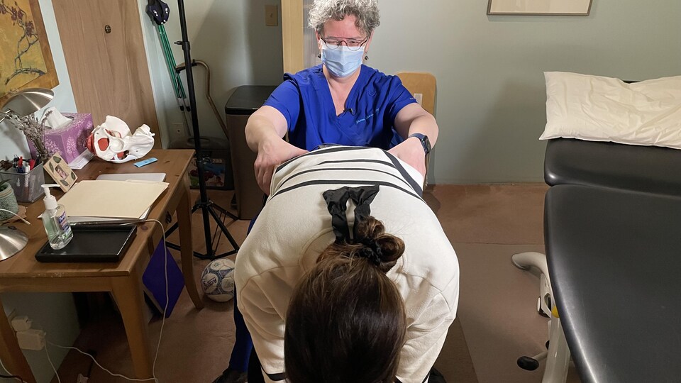 Johanne Sabourin vérifie la position du bassin de sa patiente Laura Shikoni.