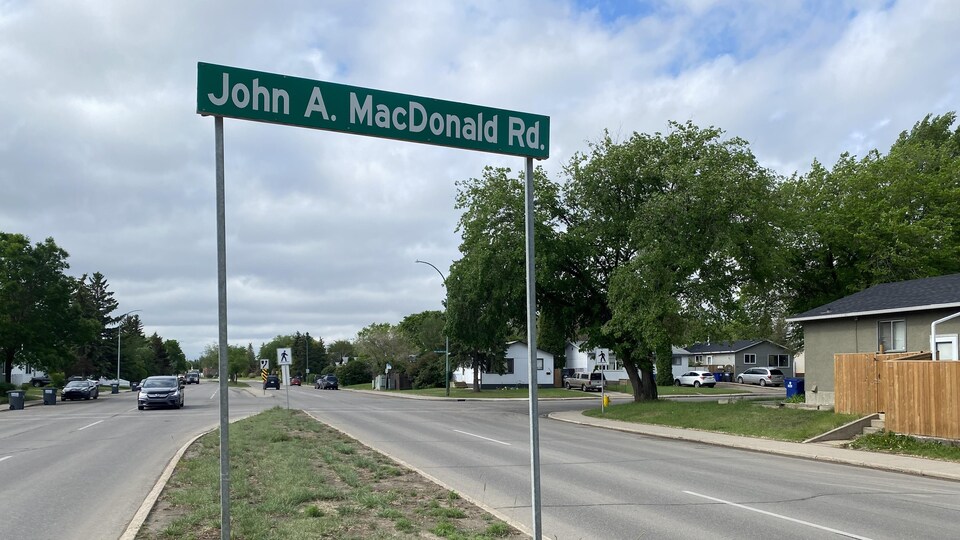 Une affiche montrant le chemin John A. MacDonald à Saskatoon.