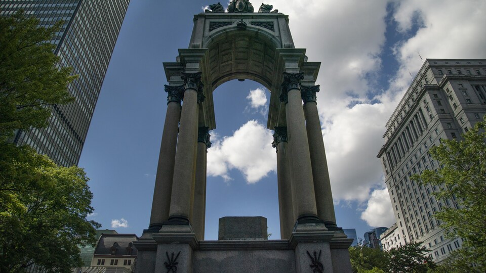Le monument de la Place du Canada, vide.