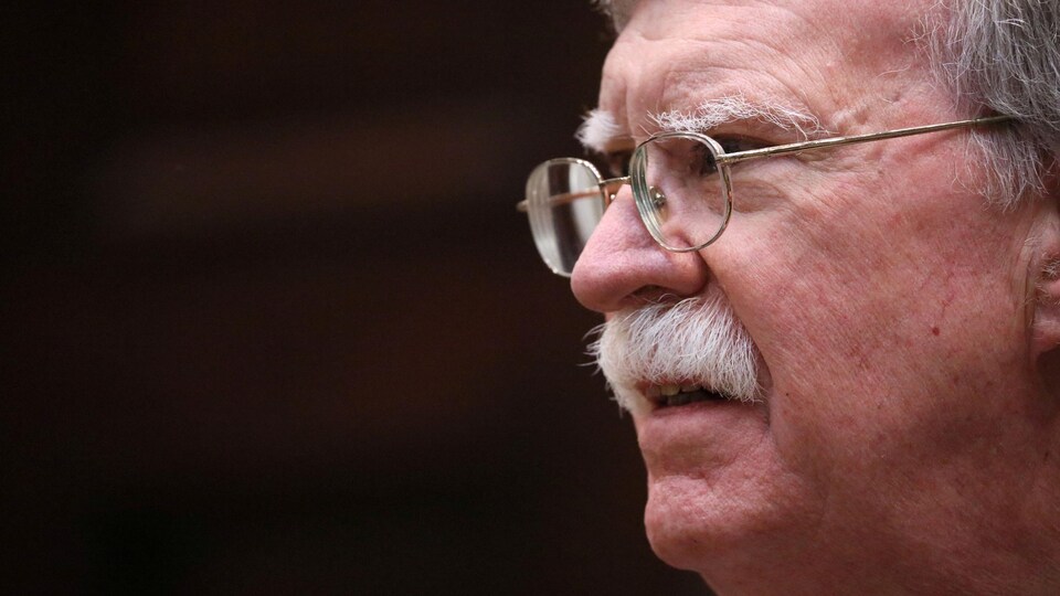 Le visage de John Bolton de profile.