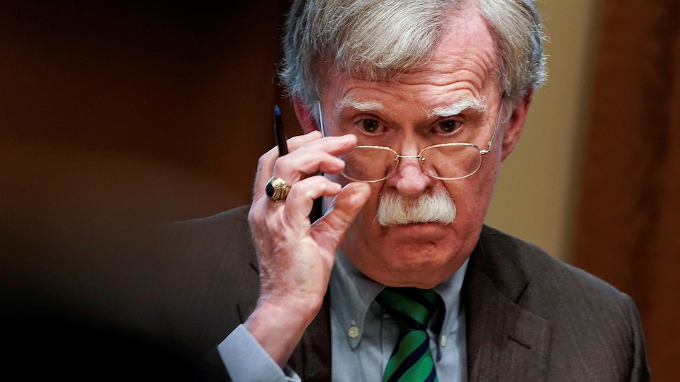 John Bolton ajuste ses lunettes.